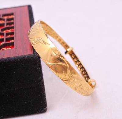 地攤熱銷新寵 揭秘“海底金”黃銅龍鳳手鐲的生意經